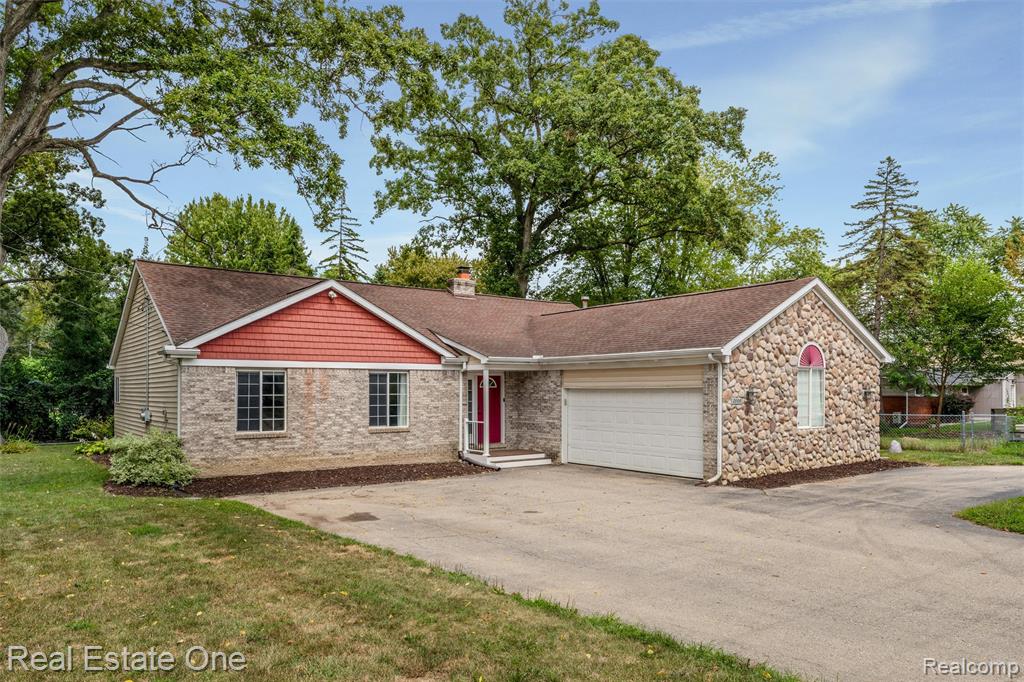 2000 Nacona, Commerce Twp, MI 48382