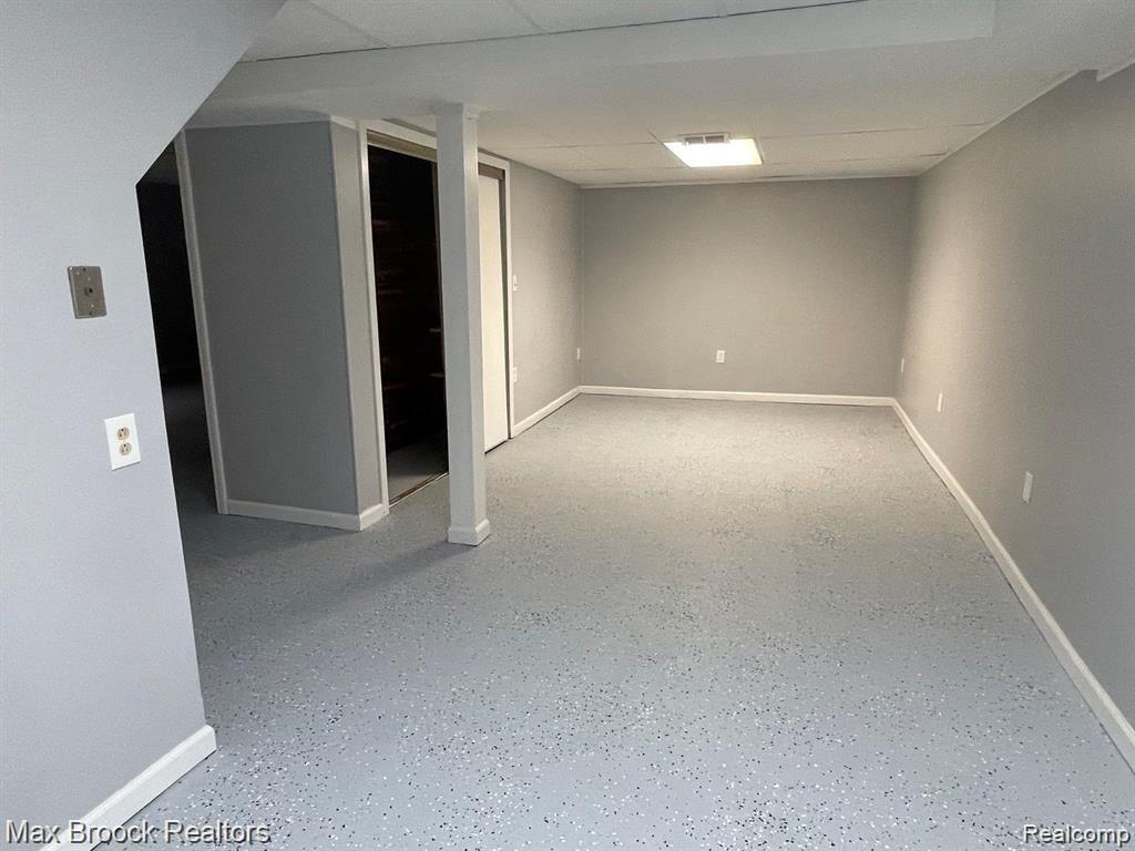 2806 ROUNDTREE Drive, Troy, MI 48083 — Photo 12
