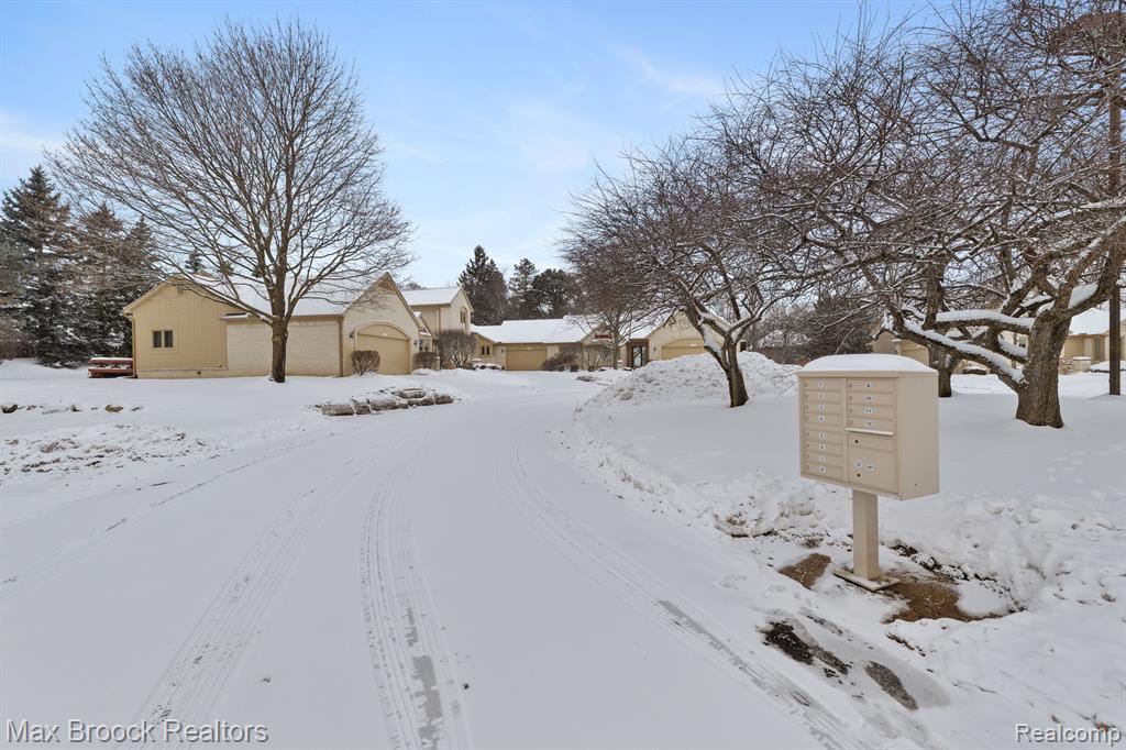 7364 SHERWOOD CREEK, 21, West Bloomfield, MI — Photo 2