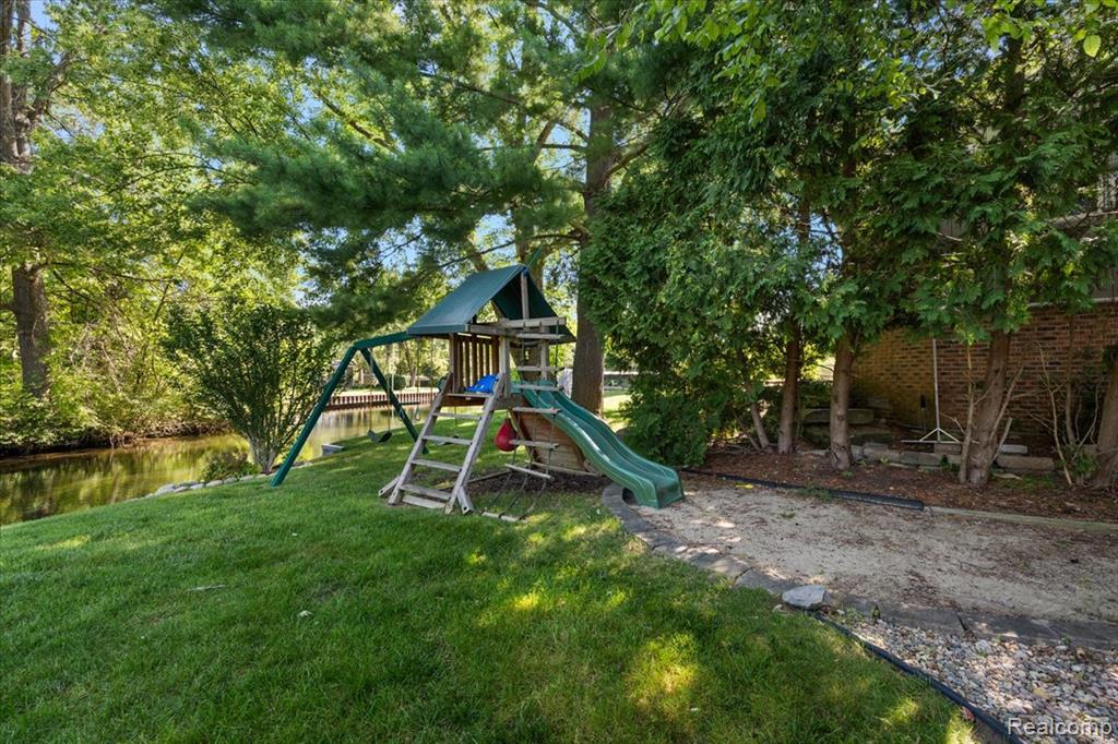 9050 Marilyn Terrace, Commerce Twp, MI 48382 — Photo 46
