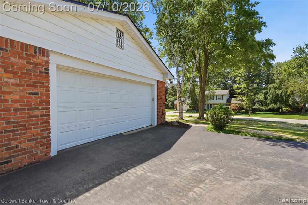 4301 Macqueen Drive, West Bloomfield, MI 48323 — Photo 48