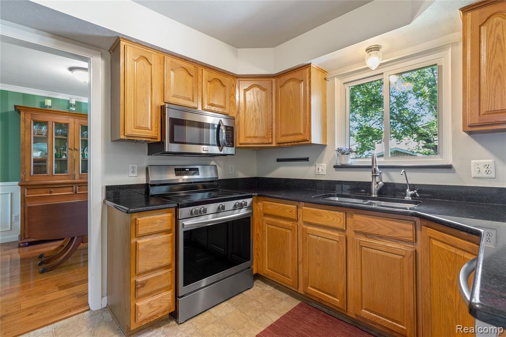 7406 Sussex Drive, Canton, MI 48187 — Photo 10