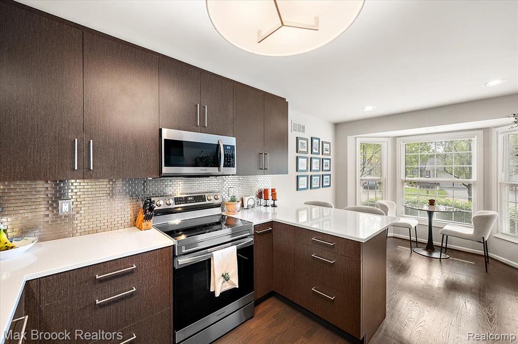 911 Tartan Trail, Bloomfield Hills, MI 48304 — Photo 17