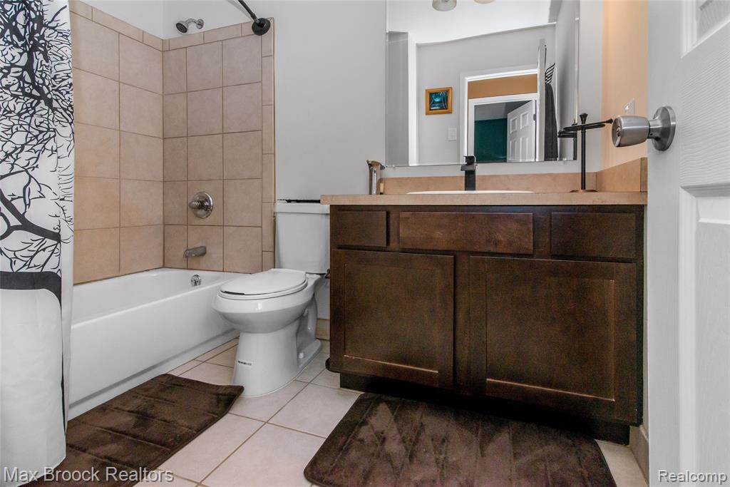 5484 Kingsfield Drive, West Bloomfield, MI — Photo 36