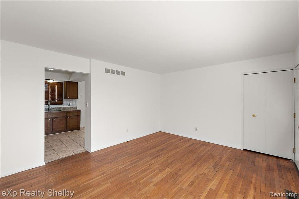 39622 UNIVERSITY Drive, Sterling Heights, MI 48310 — Photo 13