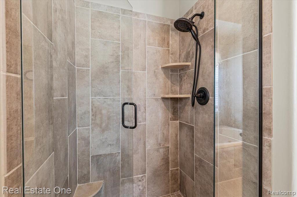 566 BAY POINTE Drive, Oxford, MI 48371 — Photo 36