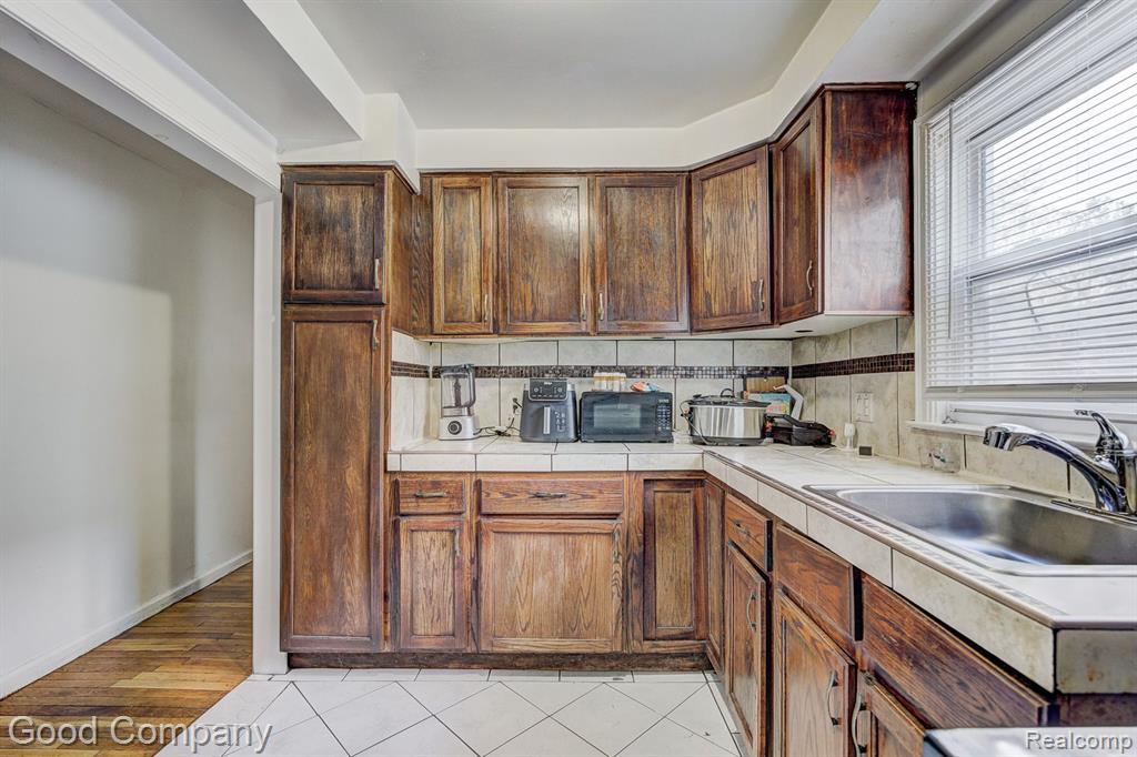 7686 W PARKWAY Street, Redford, MI 48239 — Photo 8