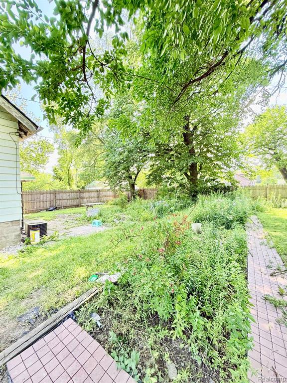9129 Fischer Street, Detroit, MI 48213 — Photo 18