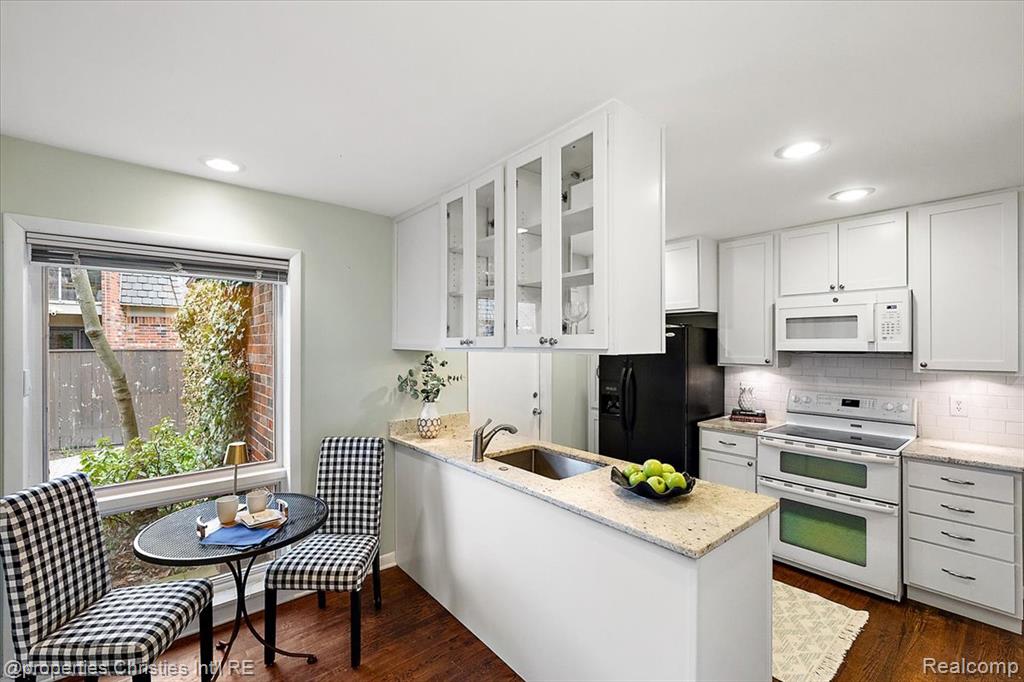 971 Stratford Lane, 22, Bloomfield Hills, MI 48304 — Photo 11