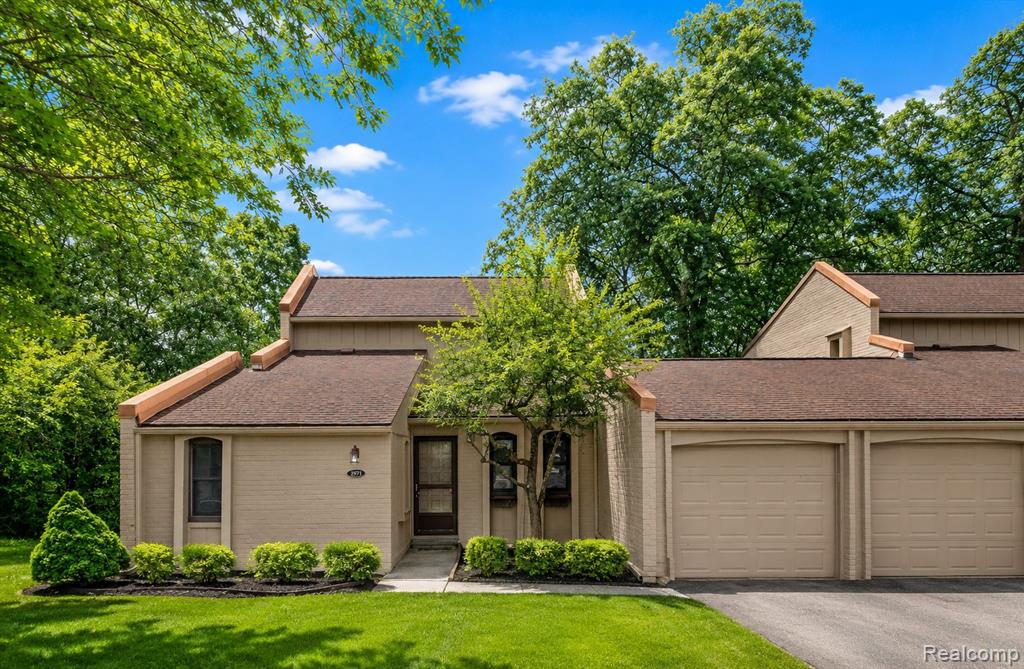 2971 MOON LAKE Drive, West Bloomfield, MI 48323