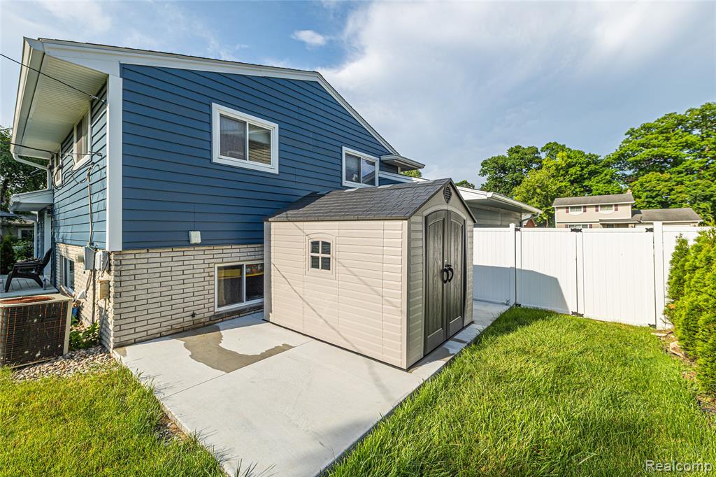 676 Sheffield Road, Auburn Hills, MI 48326 — Photo 26