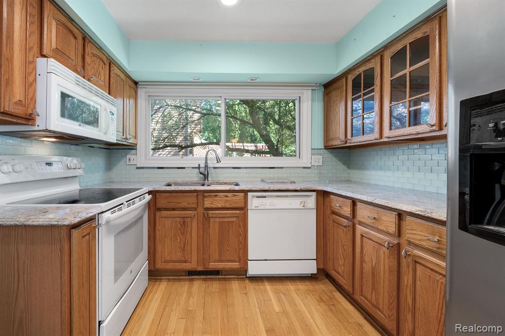 422 THORNEHILL Trail, Oxford, MI 48371 — Photo 11