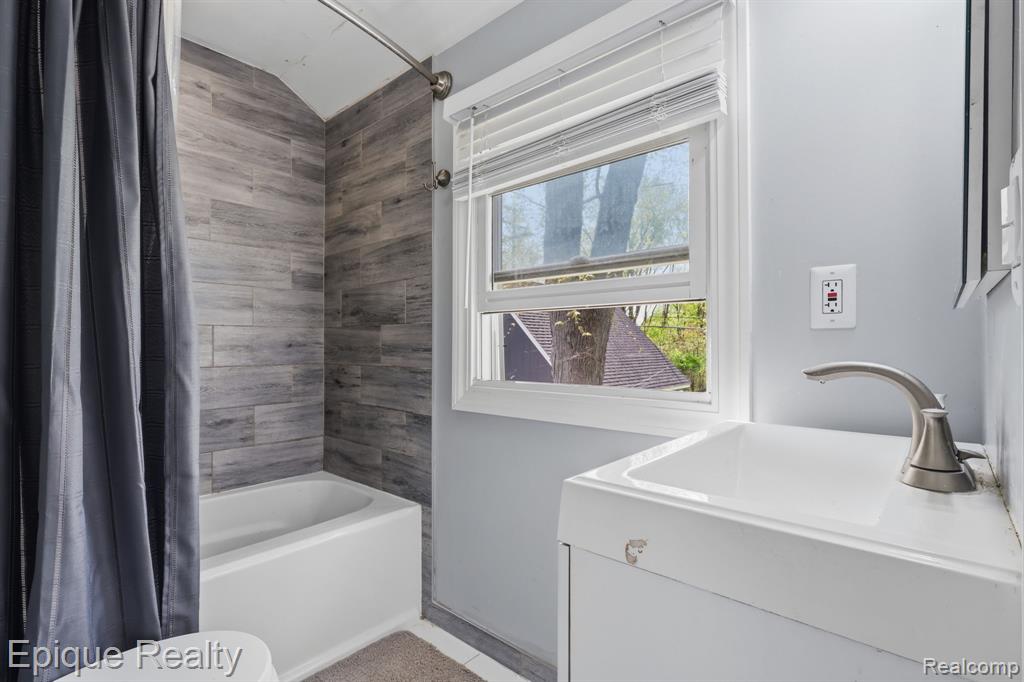 7441 Honeysuckle Road, West Bloomfield, MI 48324 — Photo 26