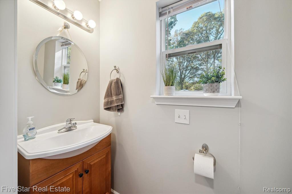 490 CLAYBURN Boulevard, Waterford, MI 48327 — Photo 19