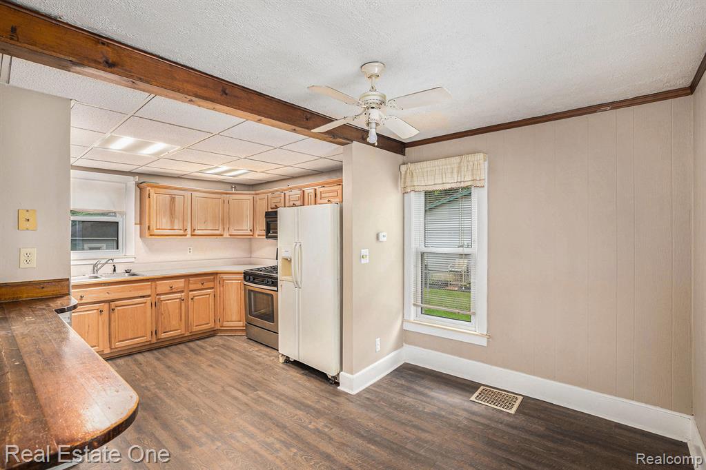 205 School Street, Almont, MI 48003 — Photo 6