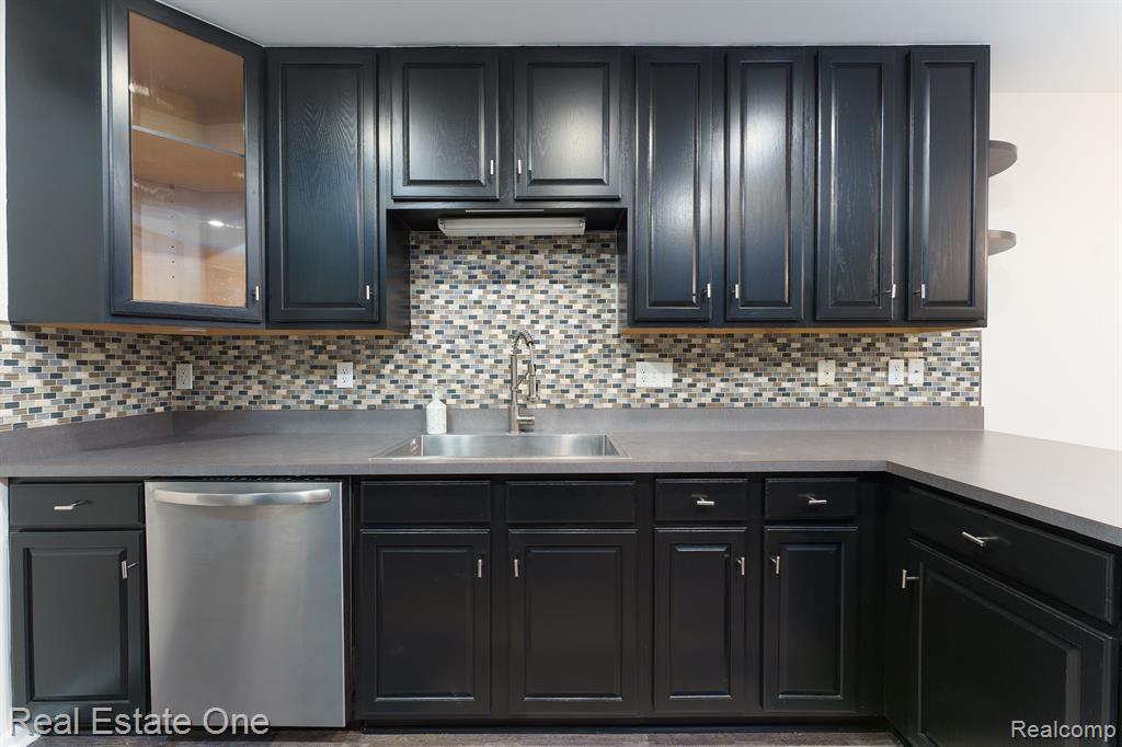 776 AMBERLY Drive, Unit B, Waterford, MI 48328 — Photo 10