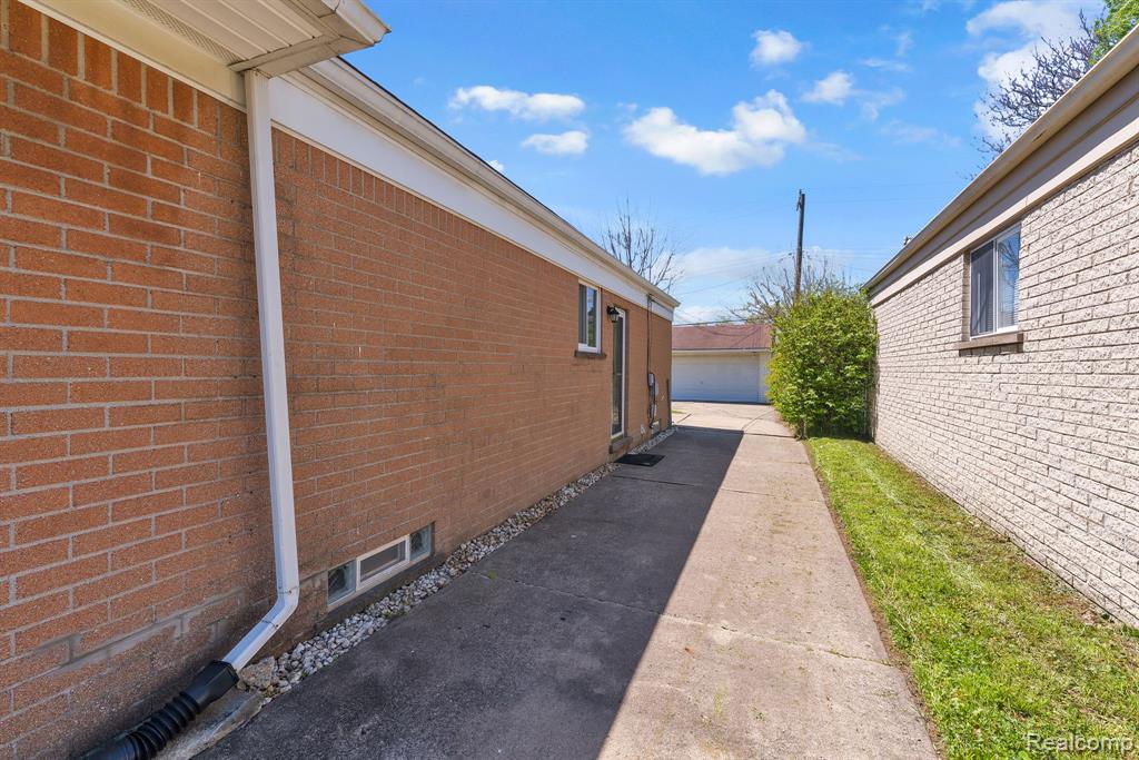 6499 Mayburn Street, Dearborn Heights, MI 48127 — Photo 32