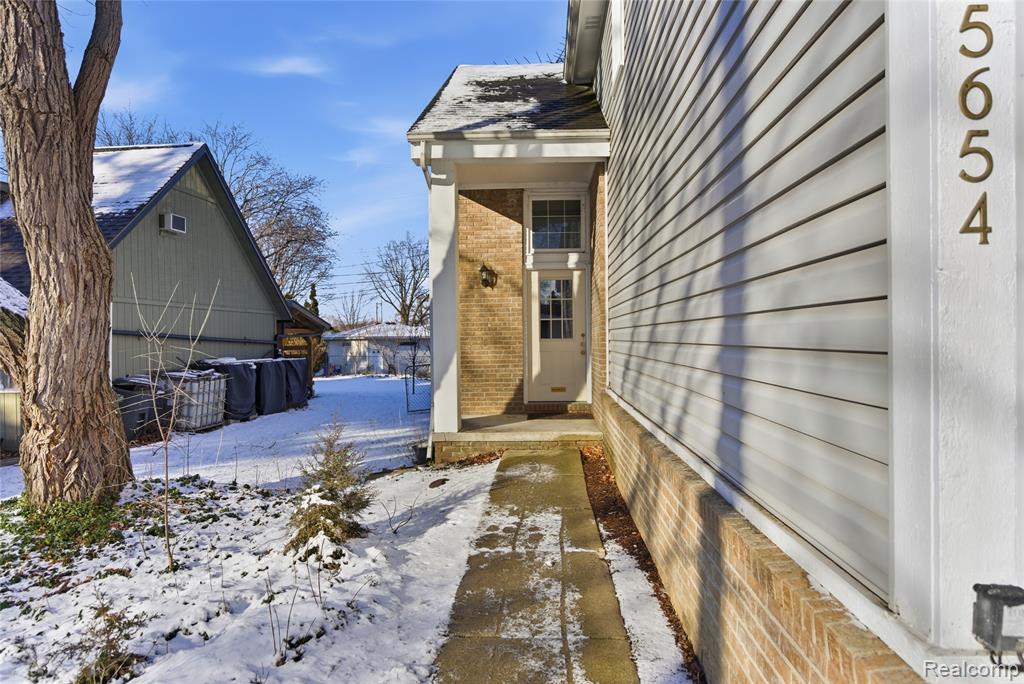 5654 Rowley Boulevard, Waterford, MI 48329 — Photo 30
