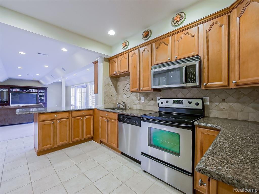 6866 CAMBRIDGE, West Bloomfield, MI — Photo 20