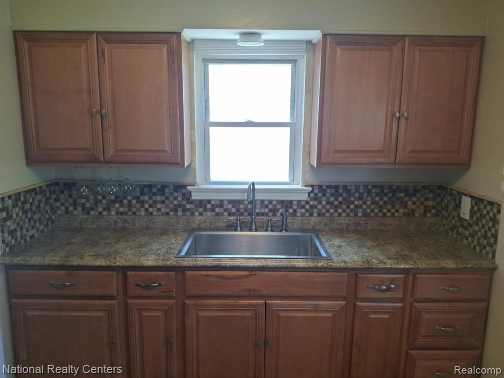 8310 Braile, Detroit, MI 48228 — Photo 11