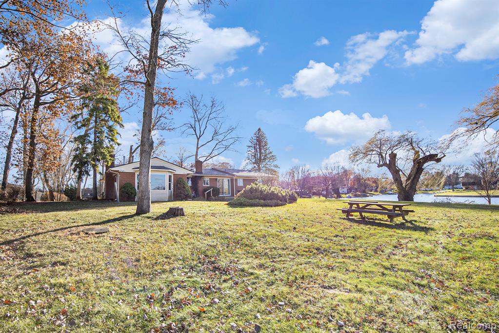 736 Beachway Drive, White Lake, MI 48383 — Photo 26