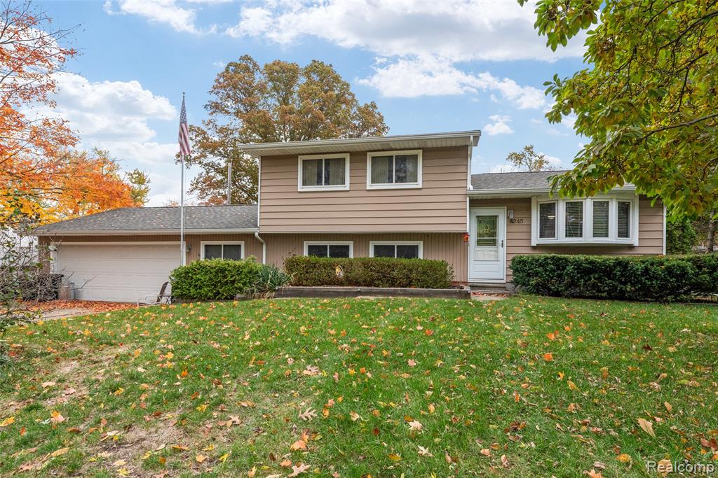 4245 Bunker Avenue, West Bloomfield, MI 48323 — front exterior