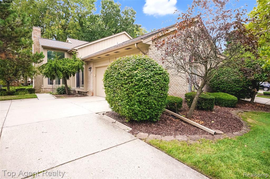 43088 W Kirkwood Drive, Clinton Twp, MI 48038 — Photo 2