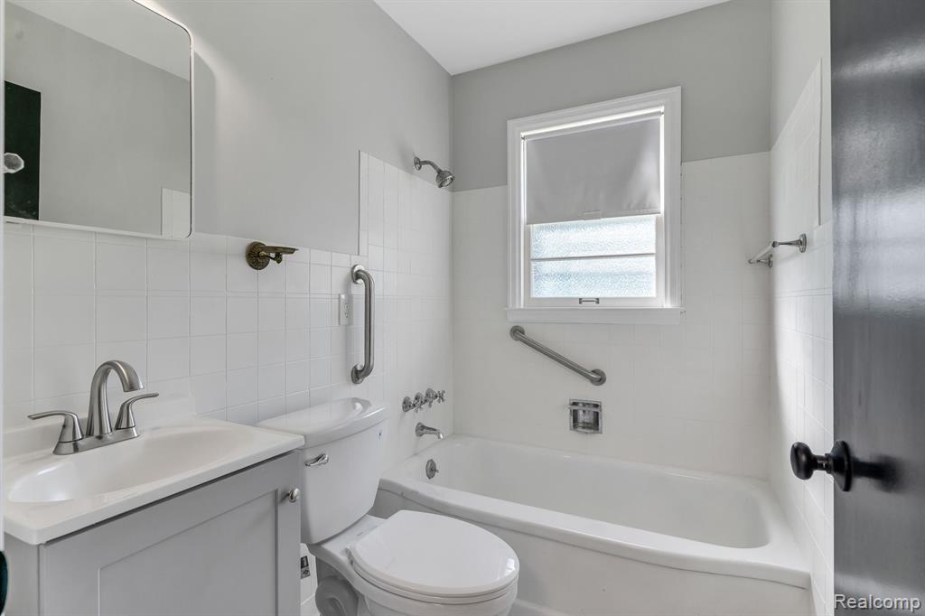 619 VERMILYA Avenue, Flint, MI 48507 — Photo 16