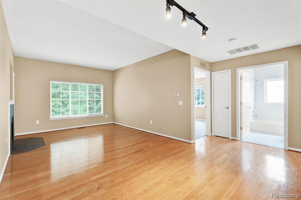 5379 Twin Oaks Drive, Sterling Heights, MI 48314 — Photo 9