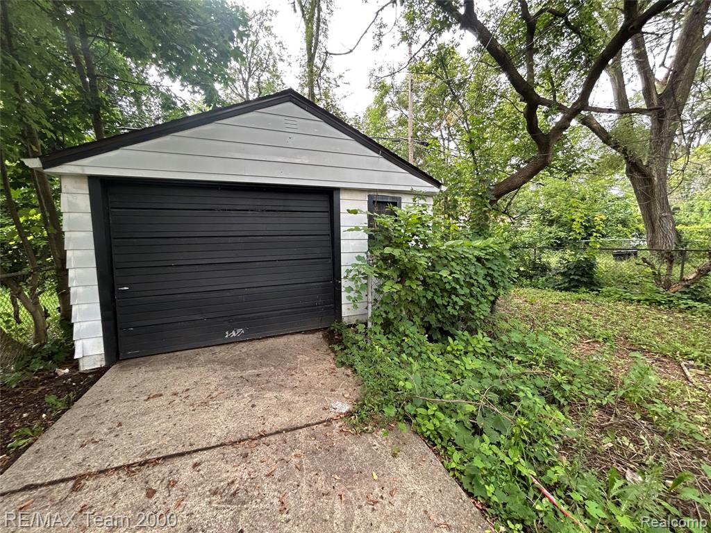 9961 N Rutland, Detroit, MI 48227 — Photo 7