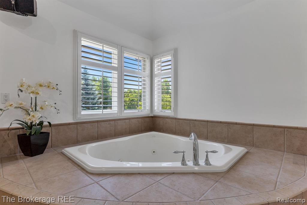 6995 HAWK WOODS Court, West Bloomfield, MI — Photo 31