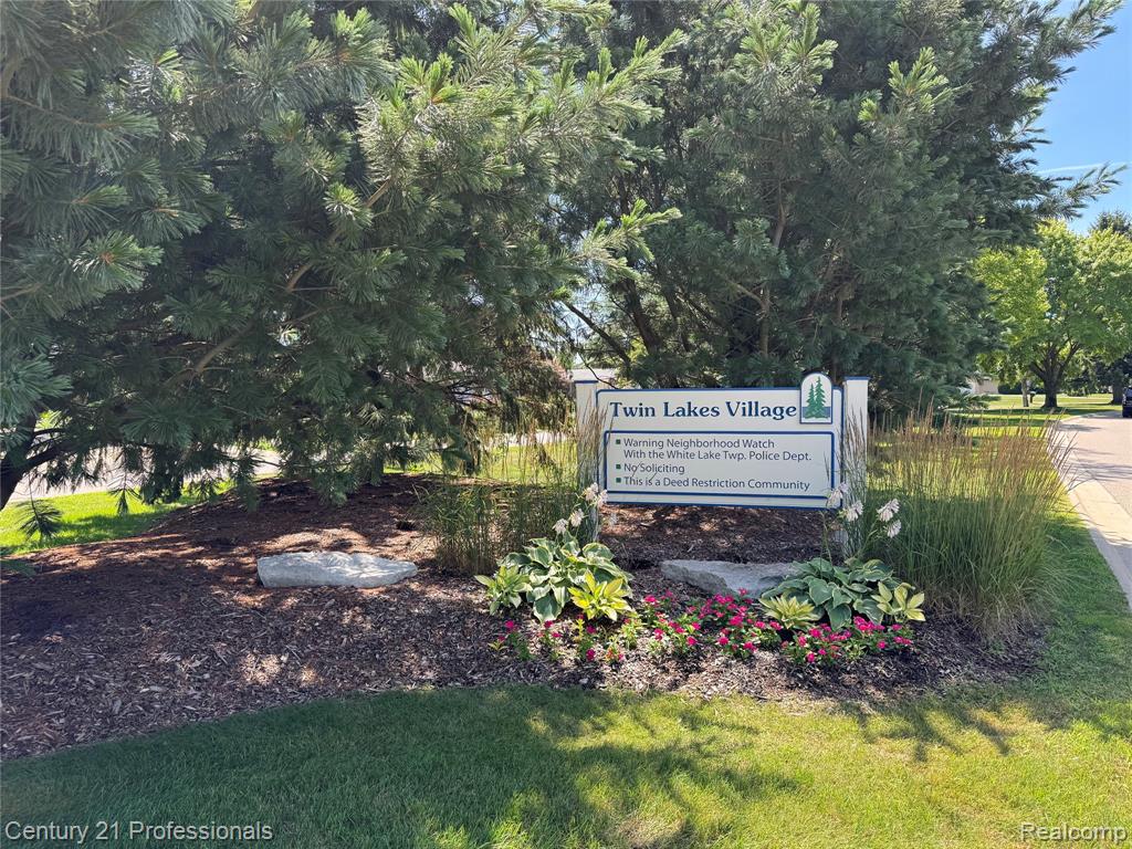 9020 Huron Bluffs Drive, White Lake, MI — Photo 45