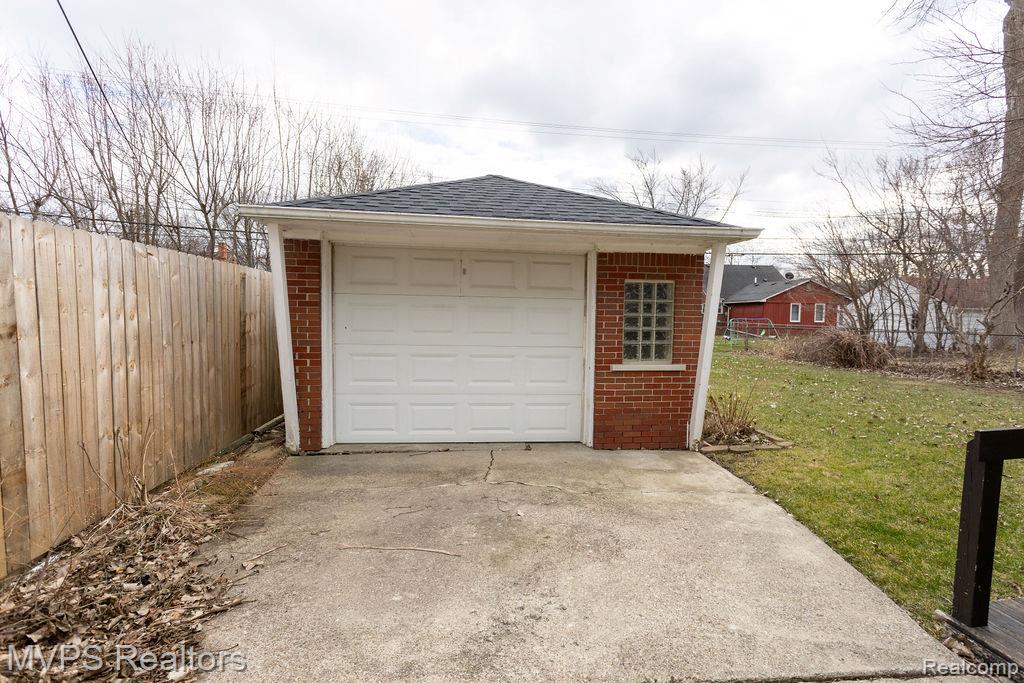 20220 Lancaster Street, Harper Woods, MI 48225 — Photo 15