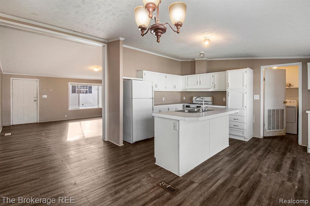 8448 Barkwood Circle, Fenton, MI 48430 — Photo 6