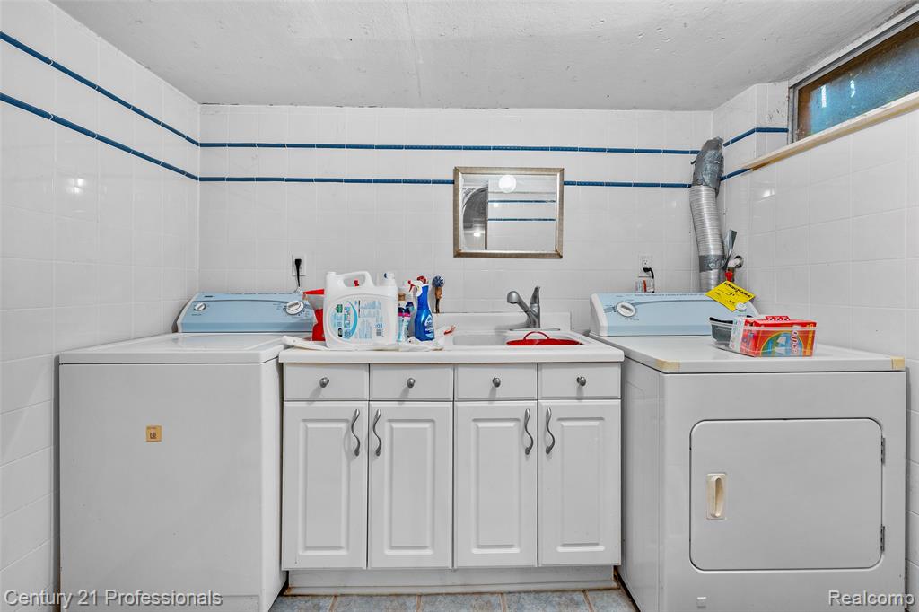 1677 Brys Drive, Grosse Pointe Woods, MI 48236 — Photo 19