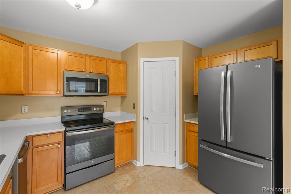 47408 PEMBROKE Drive, Canton, MI 48188 — Photo 15