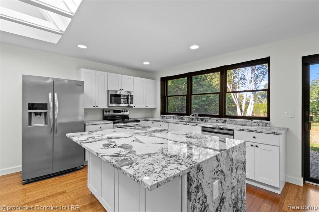 571 Yorkton Lane, Bloomfield Hills, MI 48304 — Photo 11