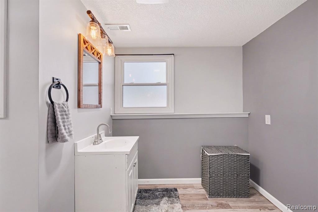 9184 Chesterfield Drive, Swartz Creek, MI 48473 — Photo 13
