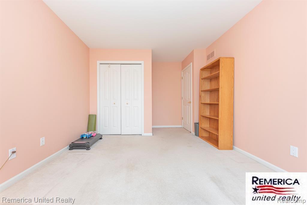 46206 LARCHMONT Drive, Canton, MI 48187 — Photo 33
