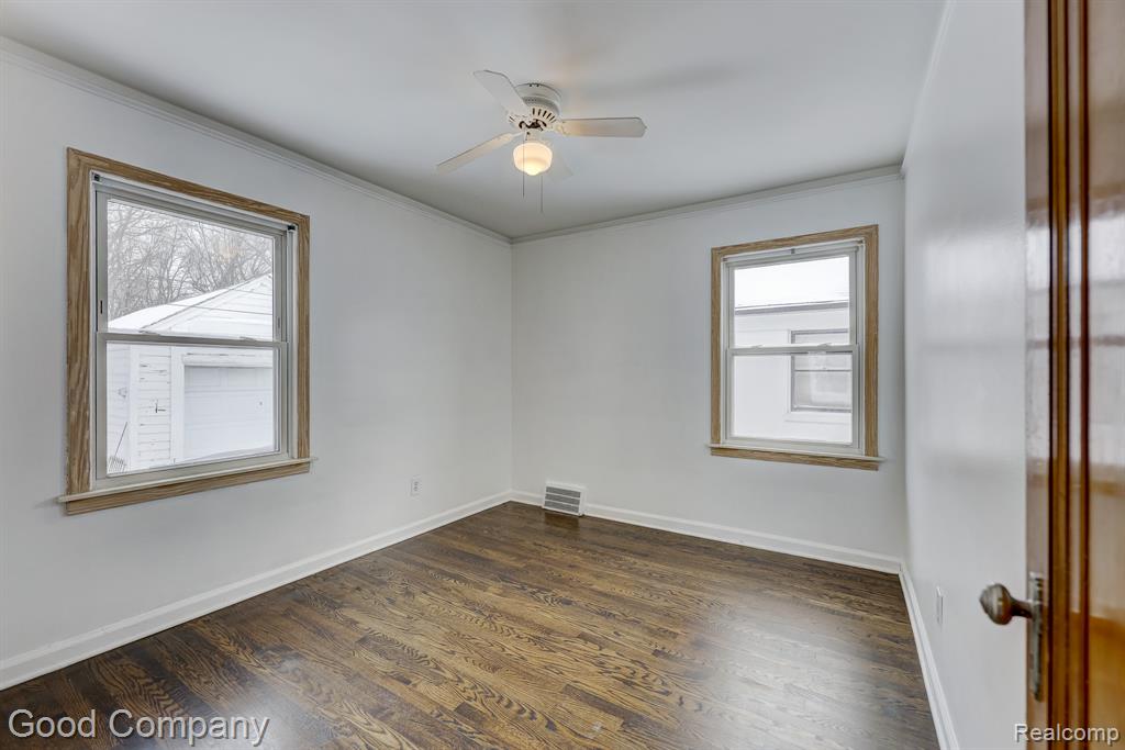 8460 Kenberton Drive, Oak Park, MI 48237 — Photo 29