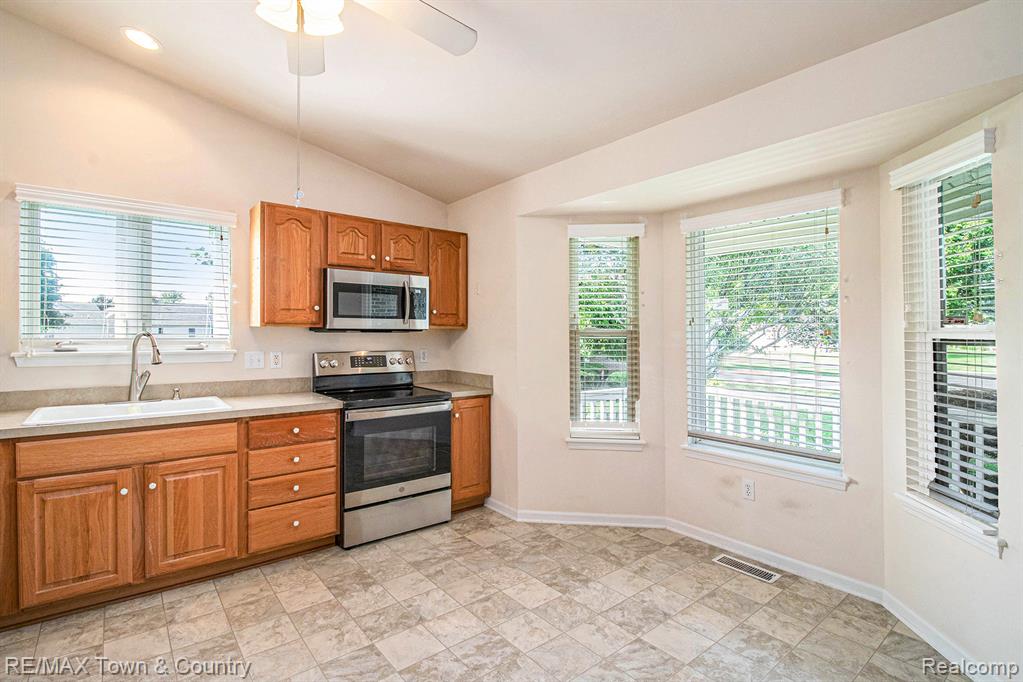6295 Prince Court, 10, Flushing, MI 48433 — Photo 4