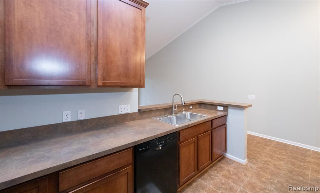 6600 TRILLIUM VILLAGE Lane, 23, Clarkston, MI — Photo 10
