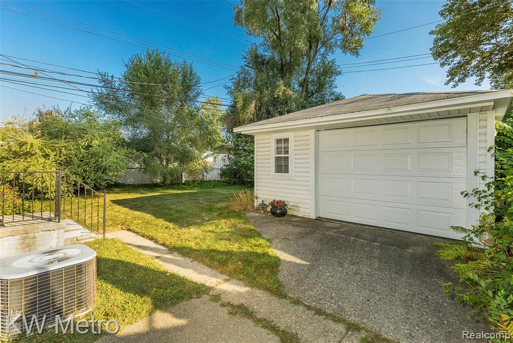 936 E Katherine Avenue, Madison Heights, MI 48071 — Photo 29