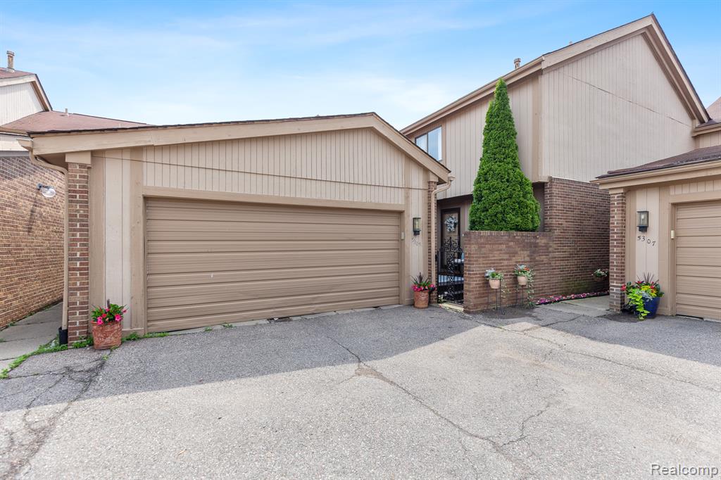 5305 Wright Way S, West Bloomfield, MI — front exterior