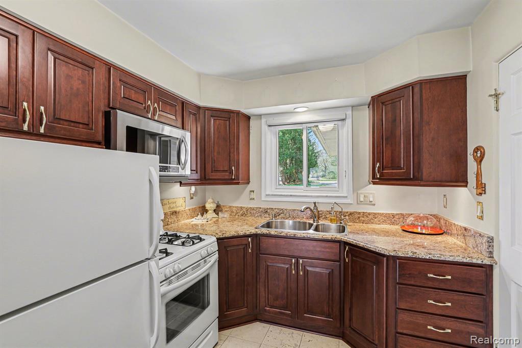 2596 N Williams Lake Road, Waterford, MI 48327 — Photo 21