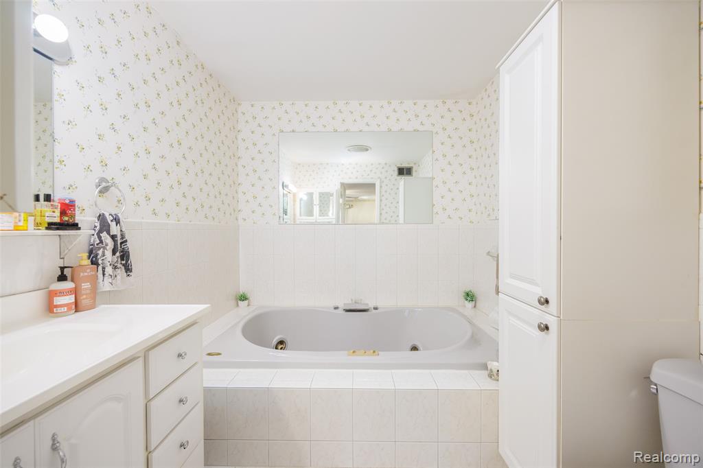 517 Country Club Drive, Saint Clair Shores, MI 48082 — Photo 16