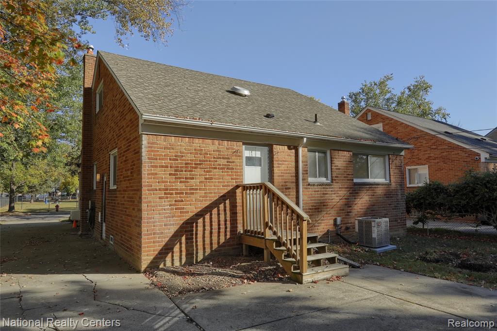 13369 Winchester Avenue, Huntington Woods, MI — Photo 29