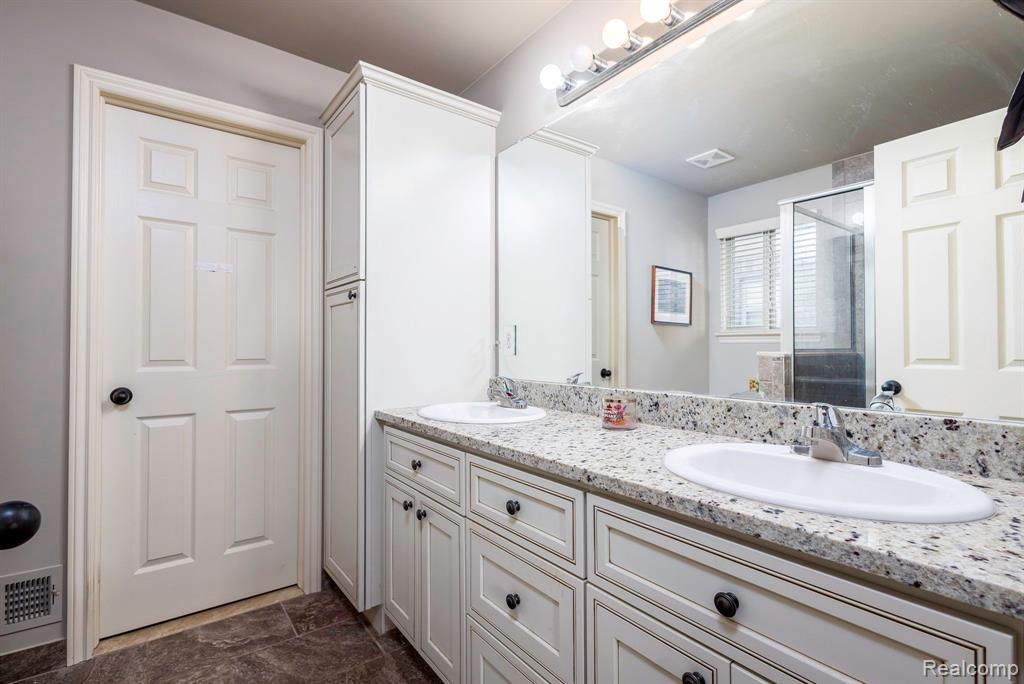 5687 GREGORY Drive, Utica, MI 48317 — Photo 17