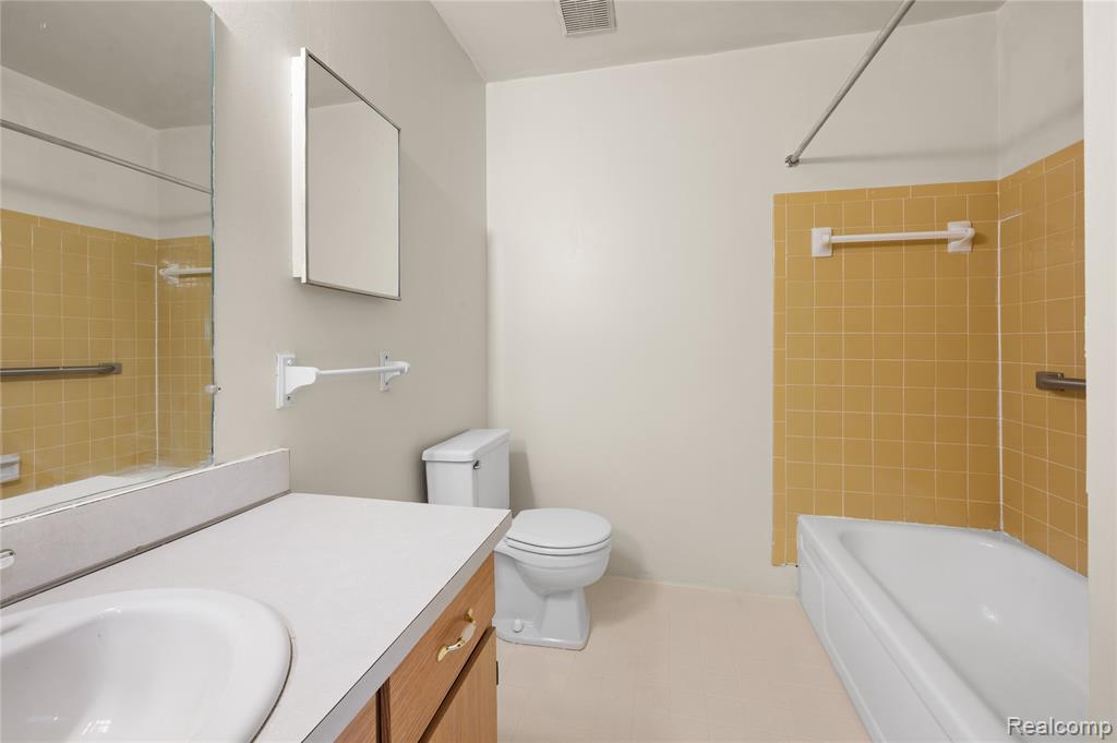 7538 Manor Circle, 102, Westland, MI — Photo 17