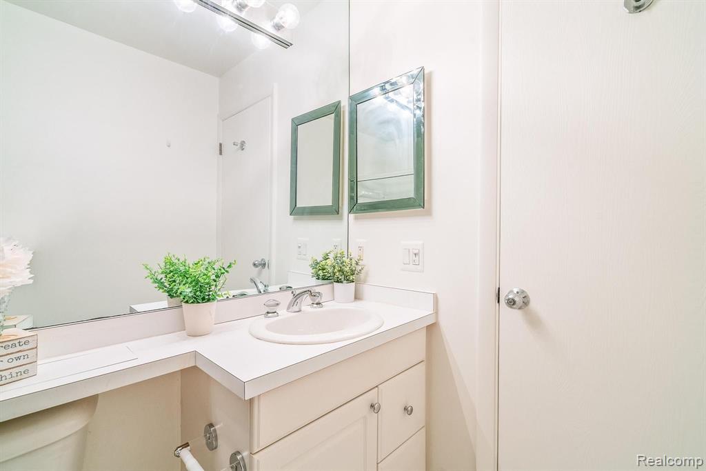 9663 BAYVIEW Drive, Ypsilanti, MI 48197 — Photo 17